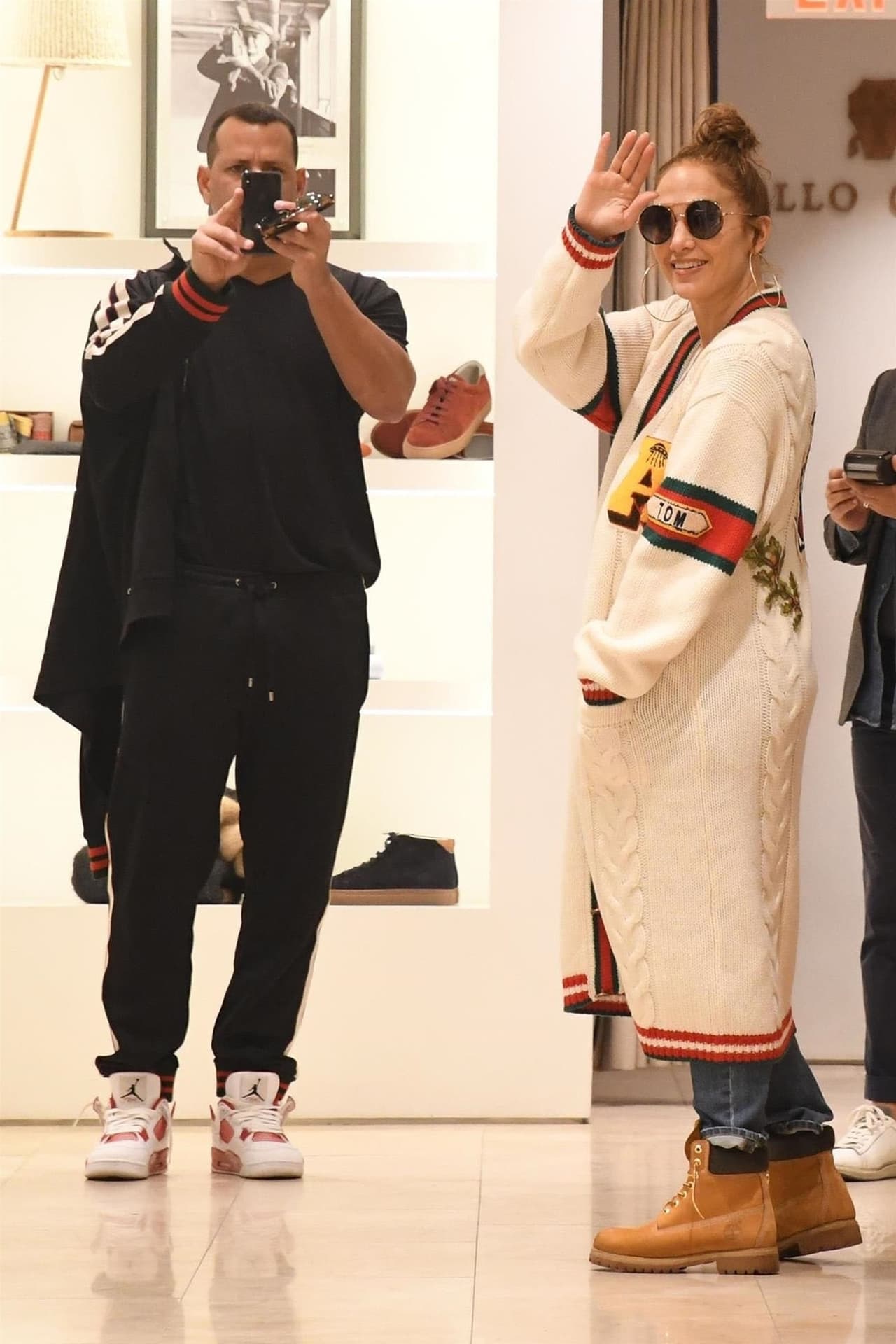 Ambos estaban de buen humor, incluso, saludaron a los paparazzi que los esperaban afuera de las tiendas.