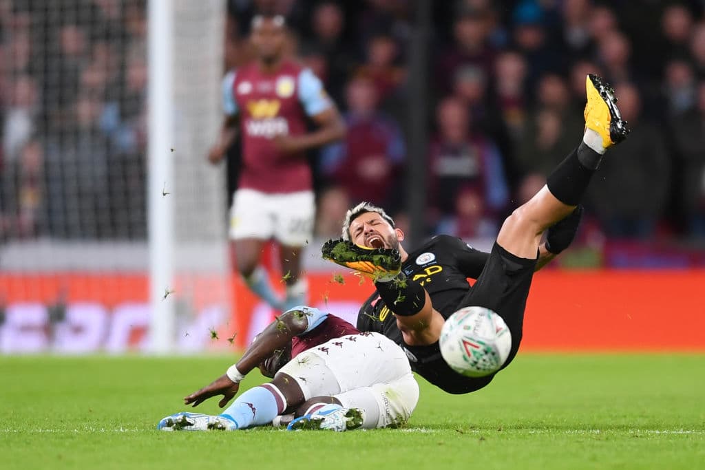 Marvelous Nakamba se lleva al 'Kun' Agüero en una entrada durísima que deja al argentino tendido en la cancha mientras se hace la campal.