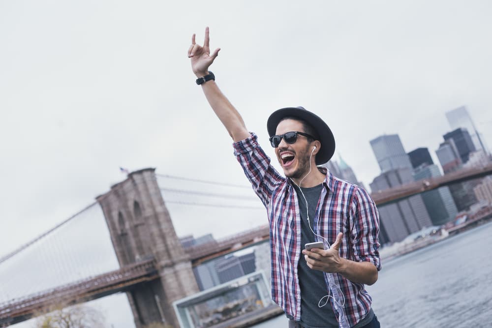 ¿Cómo te impacta? Harás lo que ni siquiera soñaste harías en estos momentos. La energía que te envuelve hoy día, una vez concluido el tránsito lunar por tu signo, imparte un toque atrevido, osado, a todo lo que estás pensando realizar. Por Profesor Zellagro