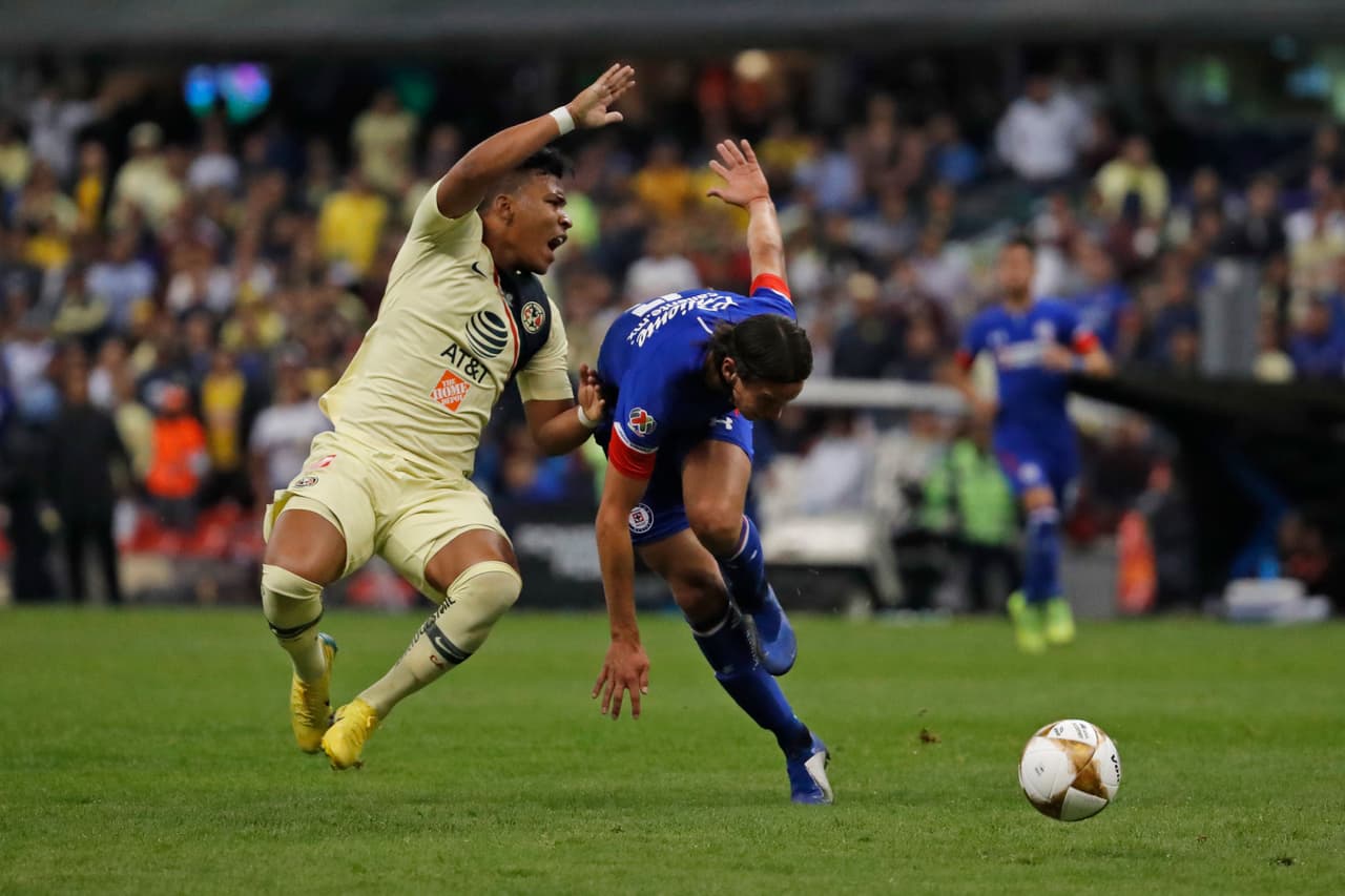 El colombiano se resintió de la parte trasera del muslo y no pudo correr más. De inmediato pidió su cambio.