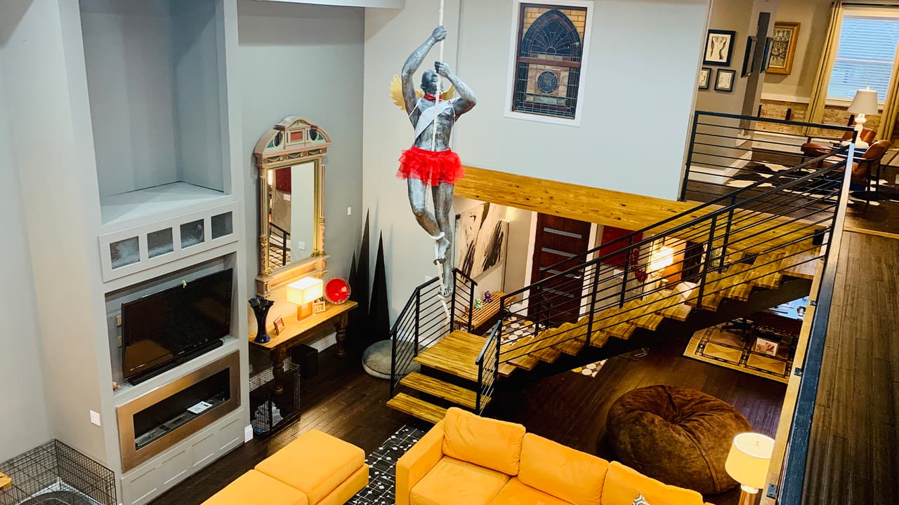 Así que construyó cuatro departamentos en la parte de abajo y dos más grandes en la parte de arriba con un diseño muy contemporáneo que contrasta con el exterior del edificio.