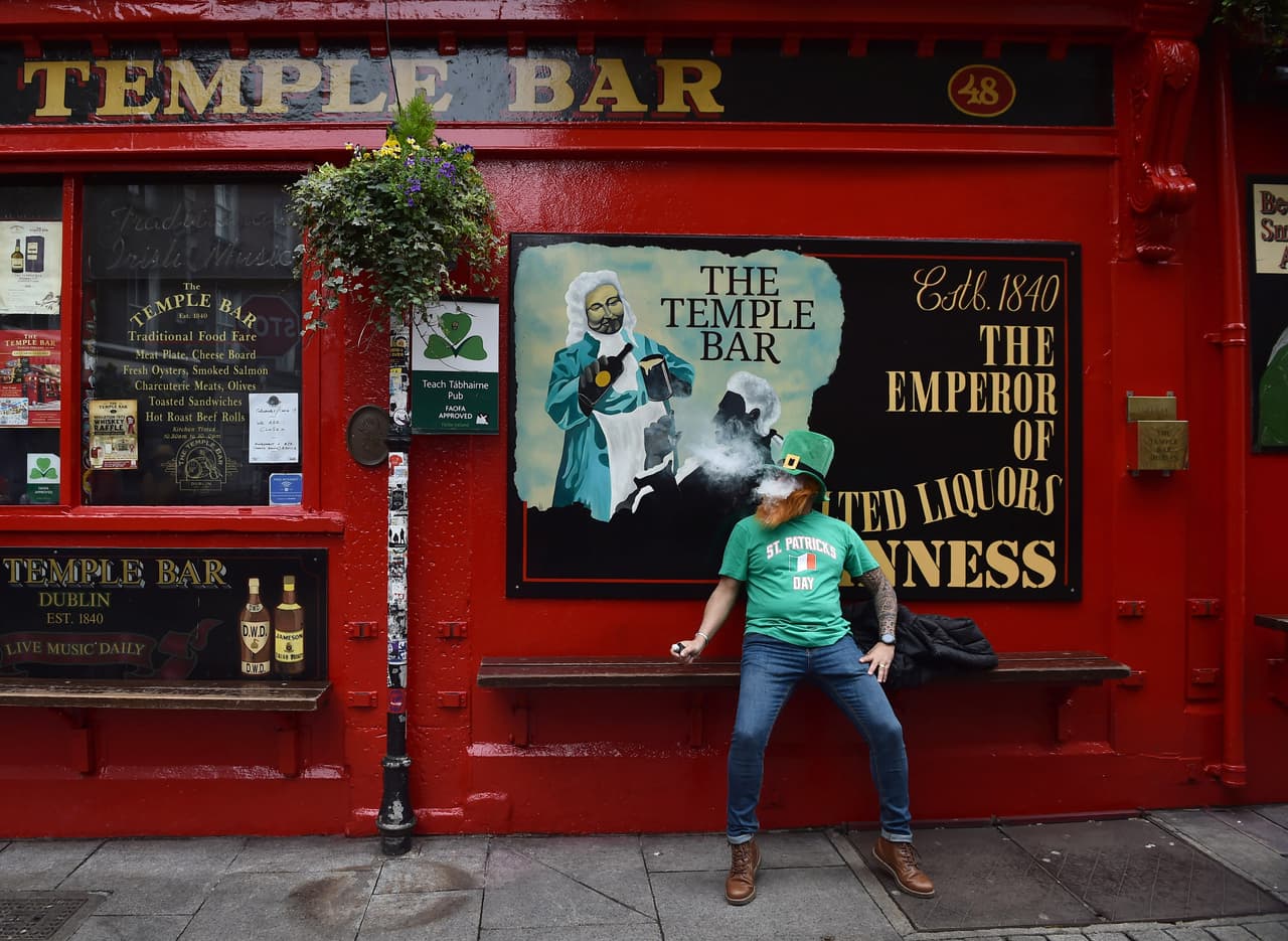 <h3 class="cms-H3-H3">Irlanda</h3>
<br>
<br>El gobierno del país ha pedido que viajeros no esenciales se abstengan de visitar Irlanda.
<b>Sin embargo, al no ser un mandato, quienes decidan entrar deberán ponerse en cuarentena durante dos semanas. </b>
<br>
<br>Además, avisa que los visitantes tienen que estar preparados para que las restricciones de viaje se apliquen con poca o ninguna notificación previa. De acuerdo con la embajada de Estados Unidos en Irlanda,
<a href="https://ie.usembassy.gov/covid-19-information/" target="_blank">hay vuelos disponibles desde Norteamérica, aunque son reducidos. </a>
<br>
<br>La Universidad Johns Hopkins ha reportado 25,683 contagios y 1,749 muertes debido a la pandemia.
<br>