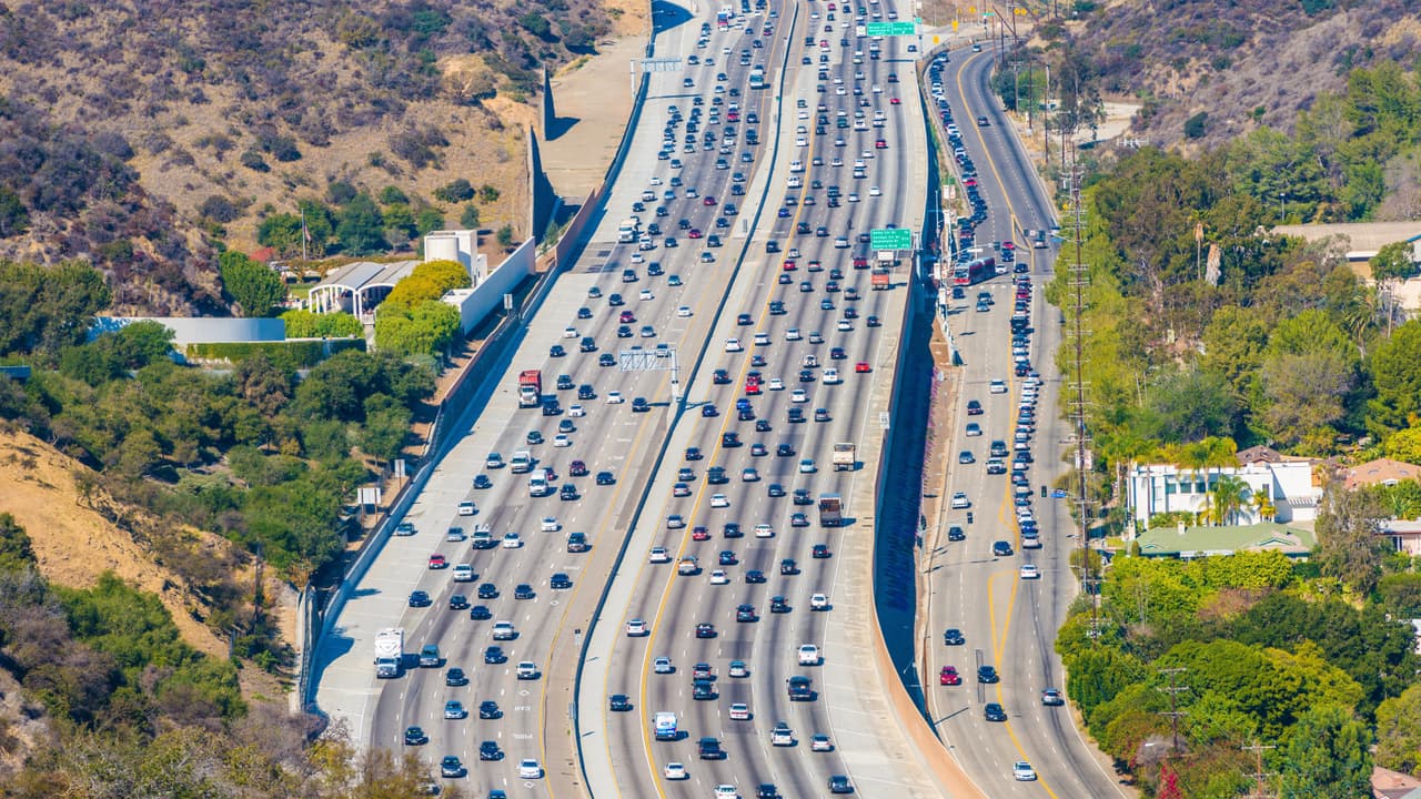 <h3 class="cms-H3-H3">10. Los Ángeles, CA</h3>
<br>Viaje promedio:
<b>32 minutos</b>
<br>Número de pasajeros:
<b>1,572,140</b>
<br>Hasta media hora:
<b>41%</b>
<br>Hasta una hora:
<b>95%</b>
<br>Más de una hora:
<b>5%</b>