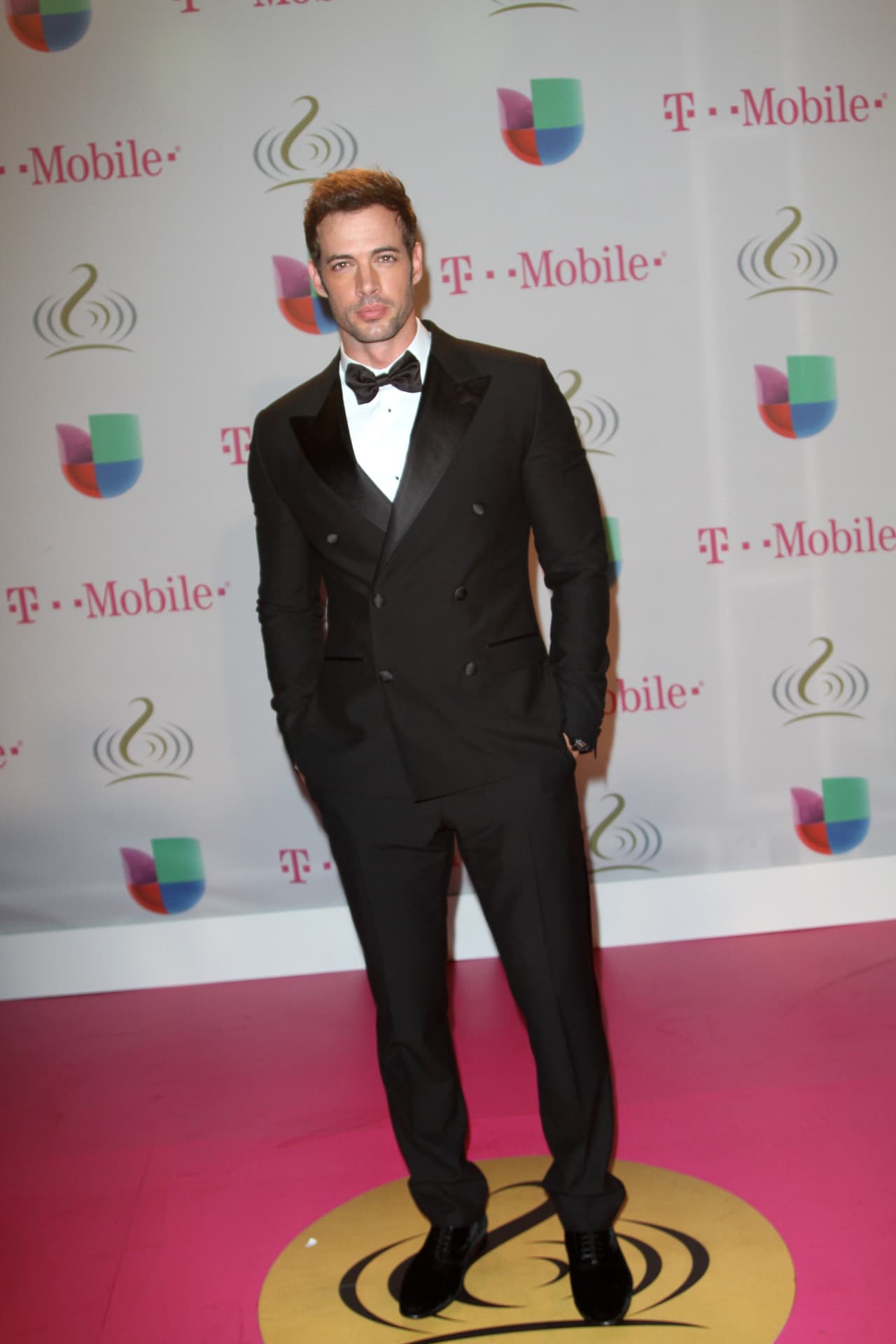 En las alfombras rojas visten parecido, a los dos les gusta usar smoking.