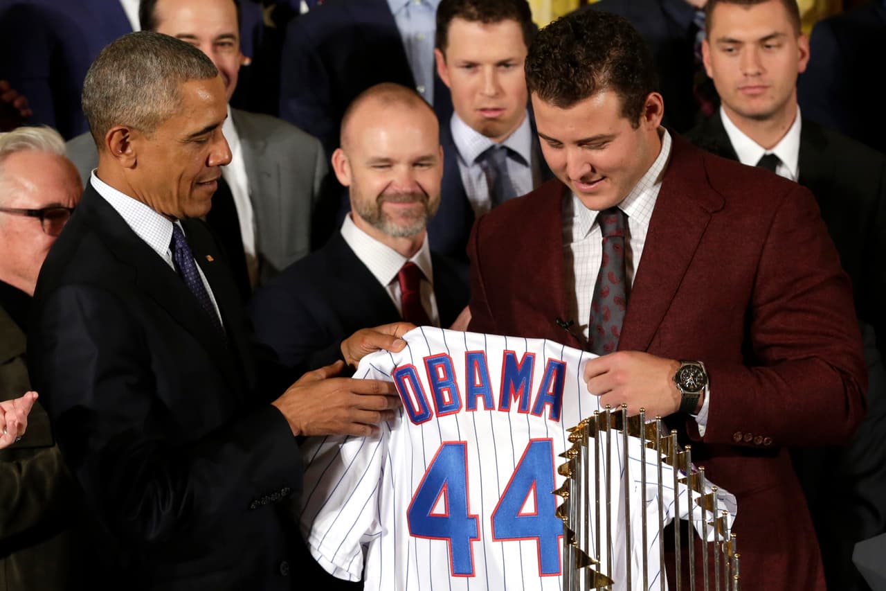 El presidente Barack Obama muestra una camiseta que le dio el Campeón de la Serie Mundial 2016 Chicago Cubs en el Salón Este de la Casa Blanca.