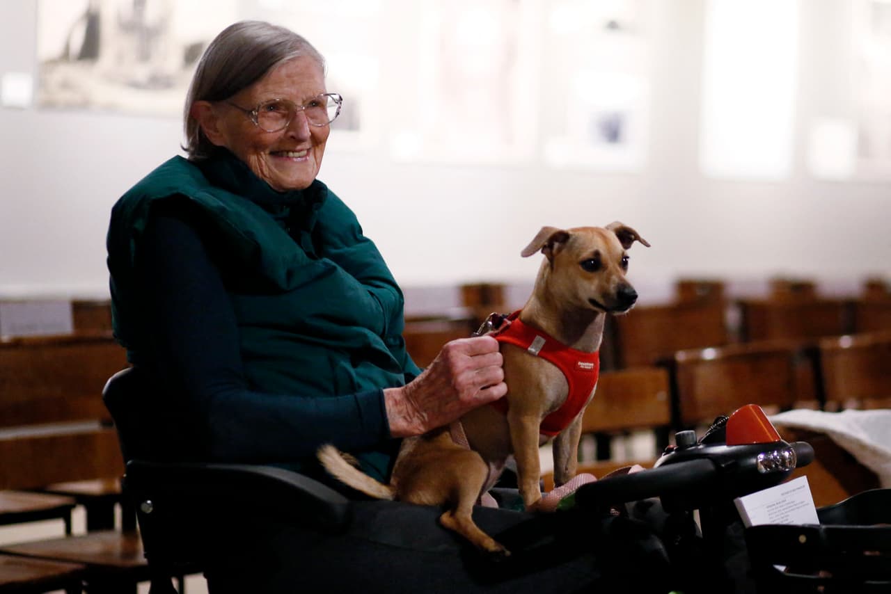 Esta señora espera con su perrito para recibir la bendición de San Francisco de Asís.
