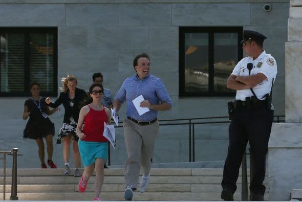 La mayoría son pasantes, también hay productores. Minutos antes esperaban "nerviosos- la copia en papel ante la oficina de prensa de la Corte.
