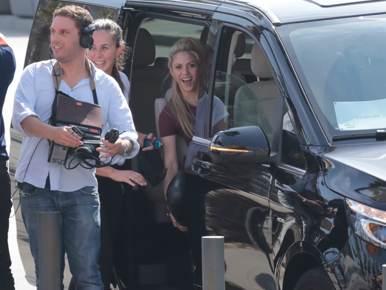 Shakira, con pantalones de cuero en la primera de Barcelona, y una gorra que dice "I love Barcelona".