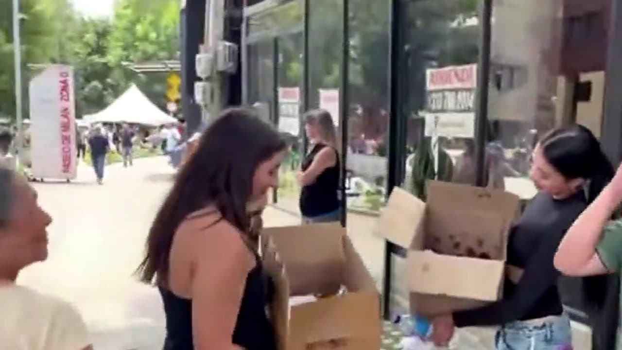 Solidaridad ante la adversidad: Familias llevan comida y bebidas a rescatistas en Colombia