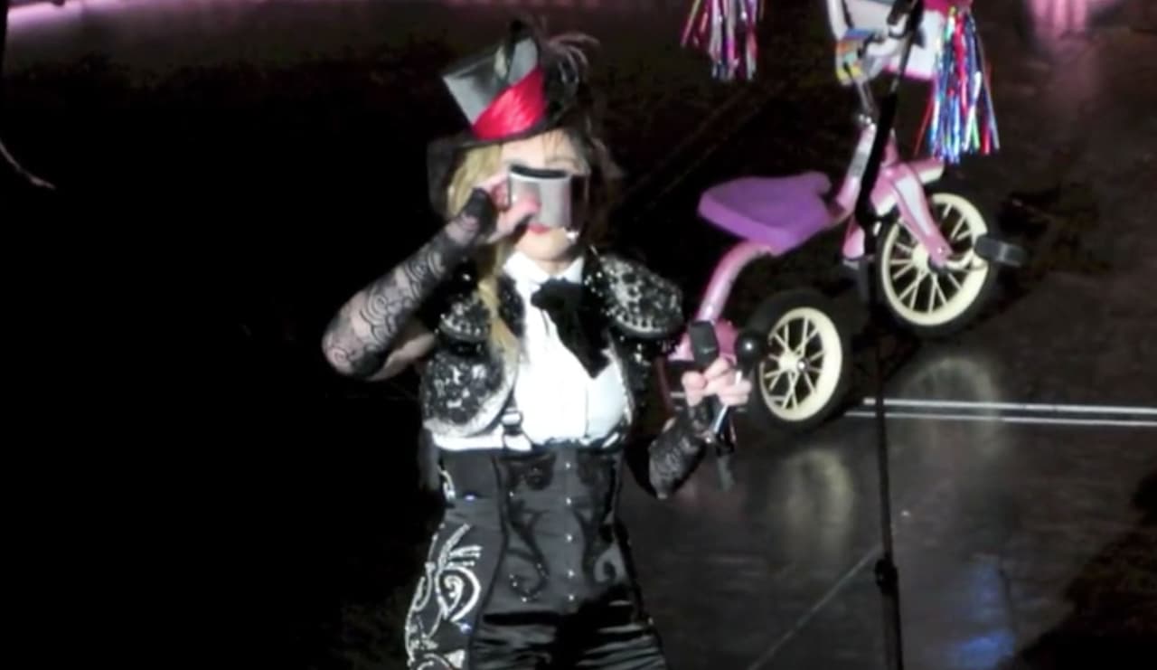 Y sí, la 'Reina del Pop' ha causado revuelo porque en sus últimas presentaciones se le ha visto bebida en mano y expresando el inmenso dolor que siente por los problemas relacionados con la custodia de su hijo Rocco.