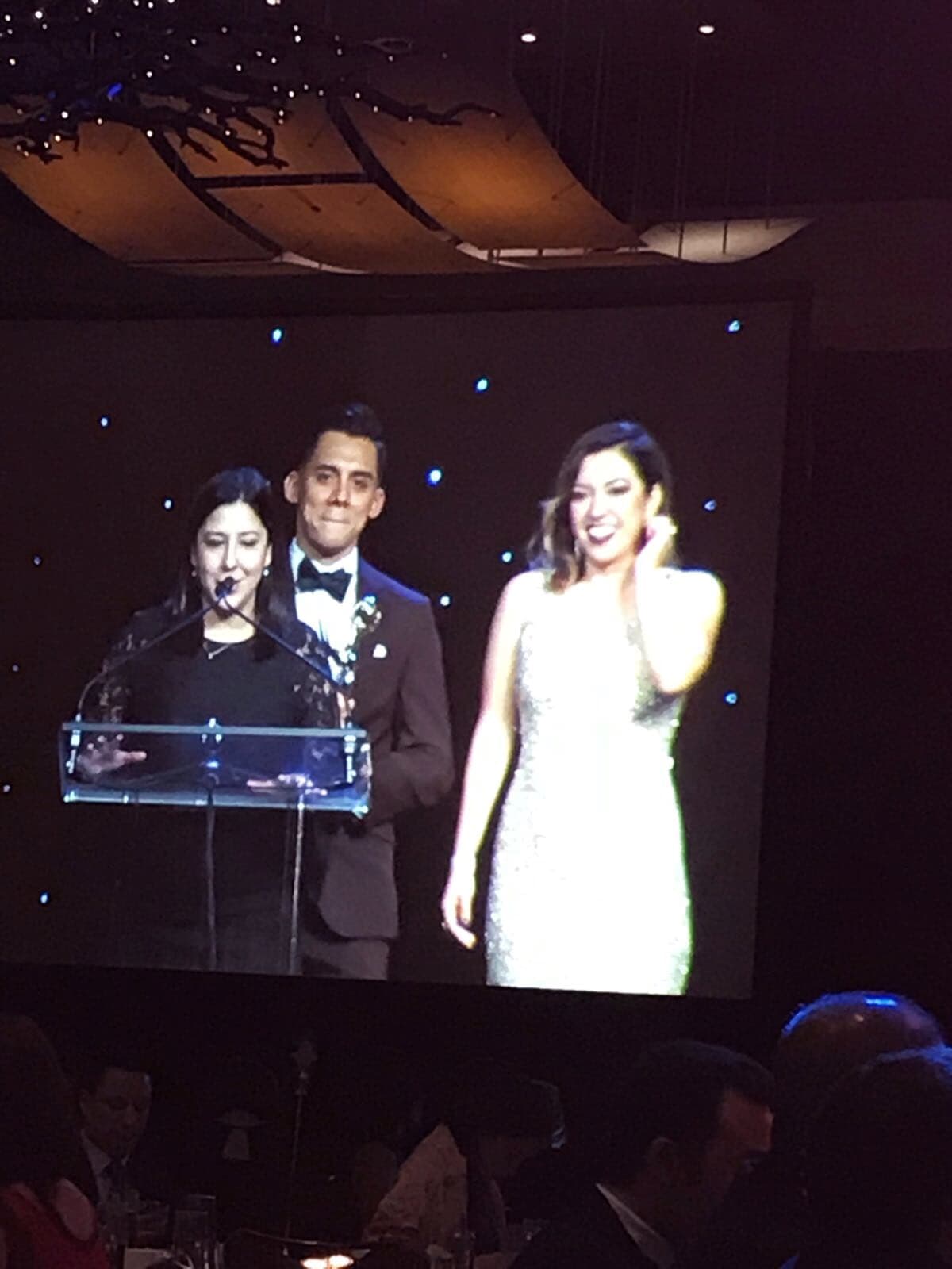 Bernadette Valles, directora de mercadeo, toma el micrófono durante la ceremonia de los premios Emmy Lone Star 2017.
