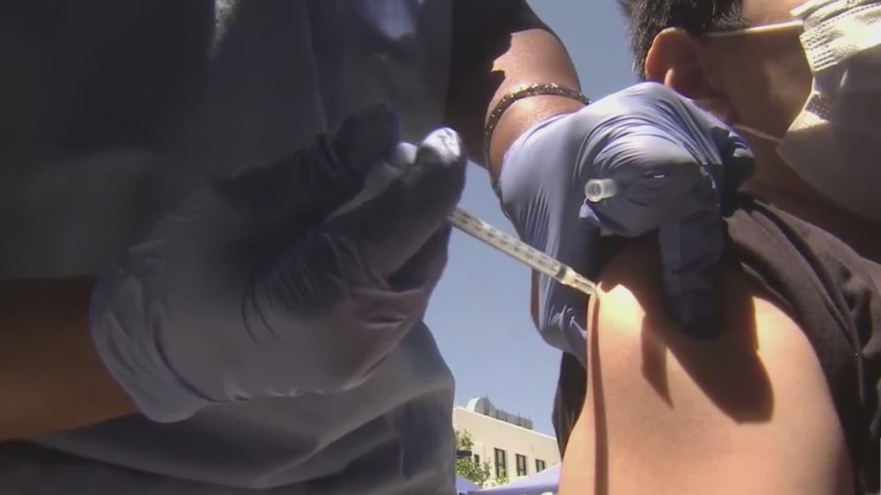 Comienza el refuerzo del plan de vacunación en Los Ángeles enfocado en los estudiantes del distrito escolar