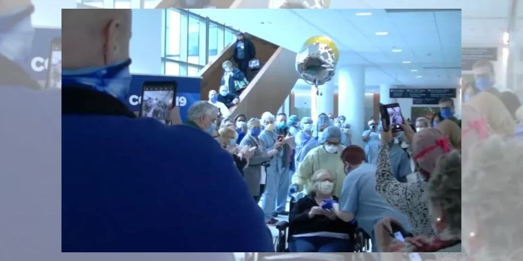 Mujer se recupera del coronavirus y su equipo médico la despide con una fiesta en el hospital
