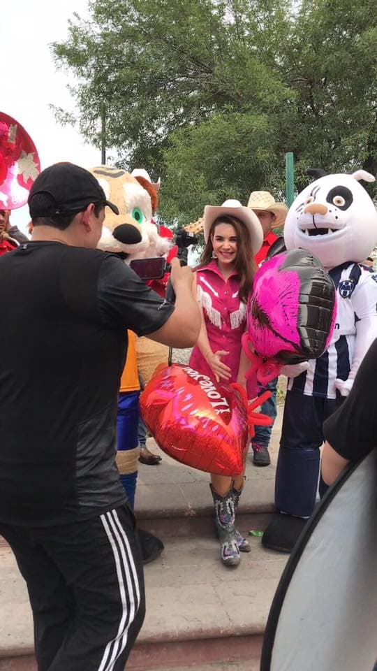 Hasta el momento, Laura Denisse tiene más de 86 mil fans a través de Facebook con quienes comparte un diario de su vida a través de un vlog.