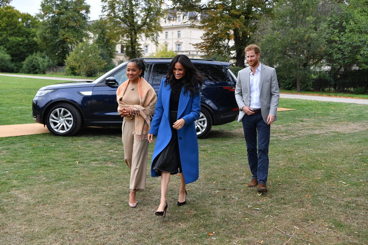 Para el lanzamiento del libro ‘Togheter: Our Community Cookbook’, que fue presidido por la duquesa de Sussex, Meghan llegó escoltada por su madre y el príncipe Harry.
<br>