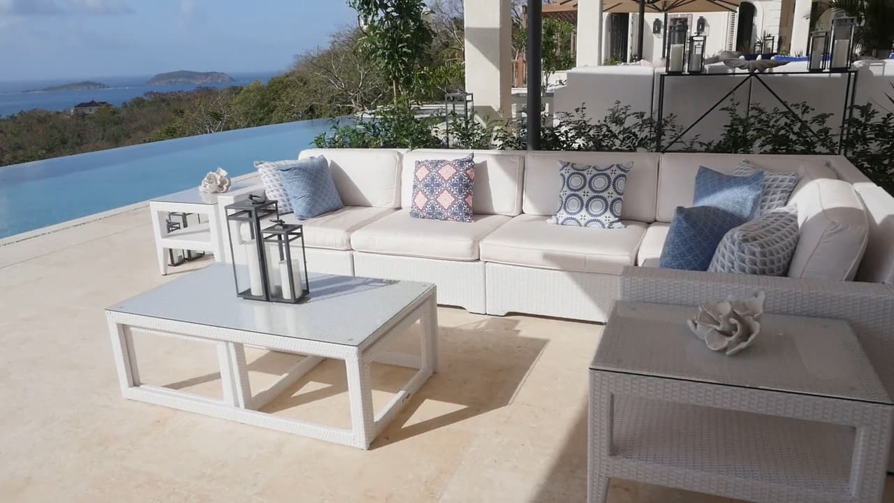 Según los datos recopilados por el medio británico, la villa cuenta con 
<b>una</b> 
<b>piscina infinita de 59 pies de largo</b>, personal privado y decoración de lujo.