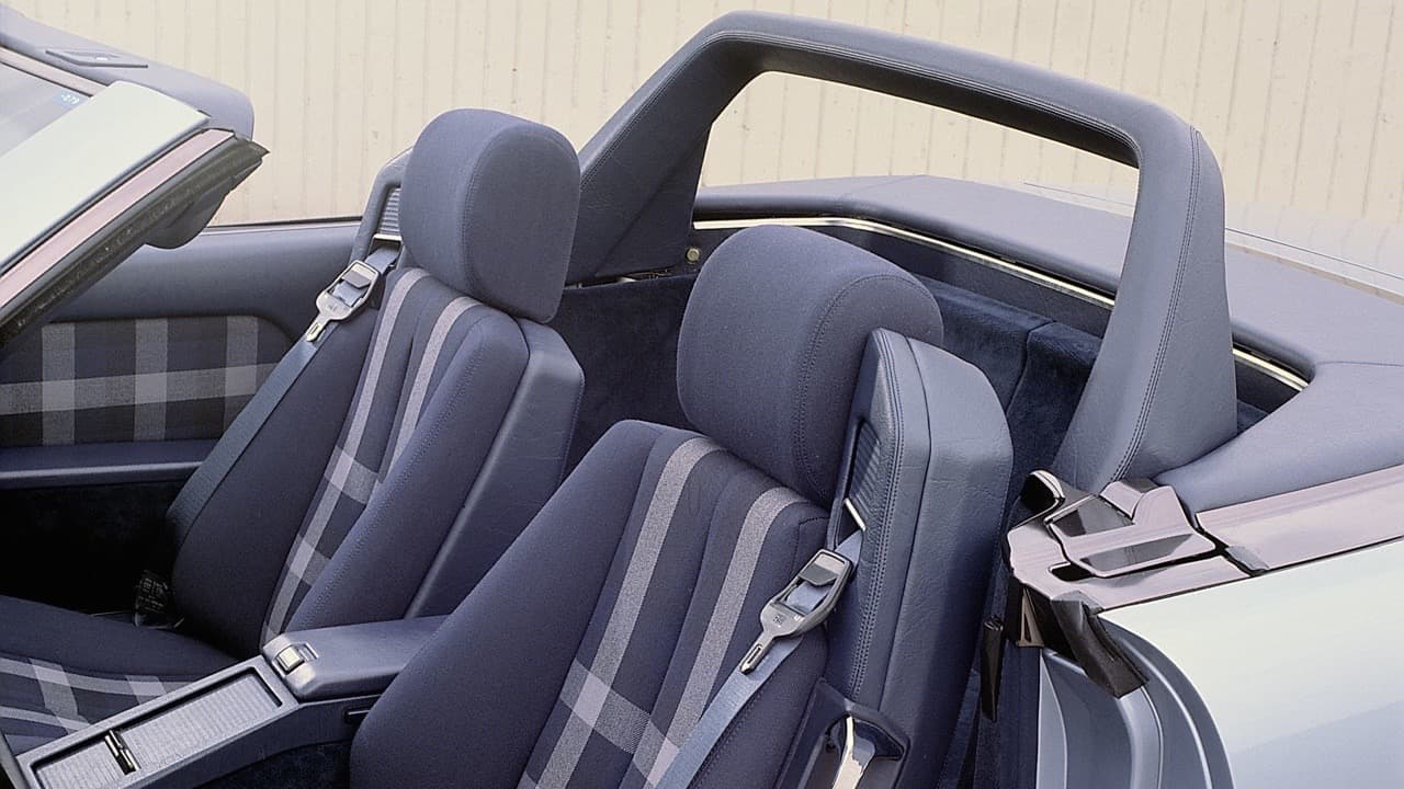 Dos de las grandes novedades incorporadas en el 
<b>R129</b> fueron los 
<b>cinturones de seguridad incorporados a la estructura de los asientos</b> y una 
<b>barra anti-vuelcos</b> electrónica que podía ser elevada por el conductor o que se disparaba automáticamente cuando unos sensores instalados en la suspensión dejaban se sentir presión debajo de las ruedas indicandoles la eventualidad de un volcamiento.