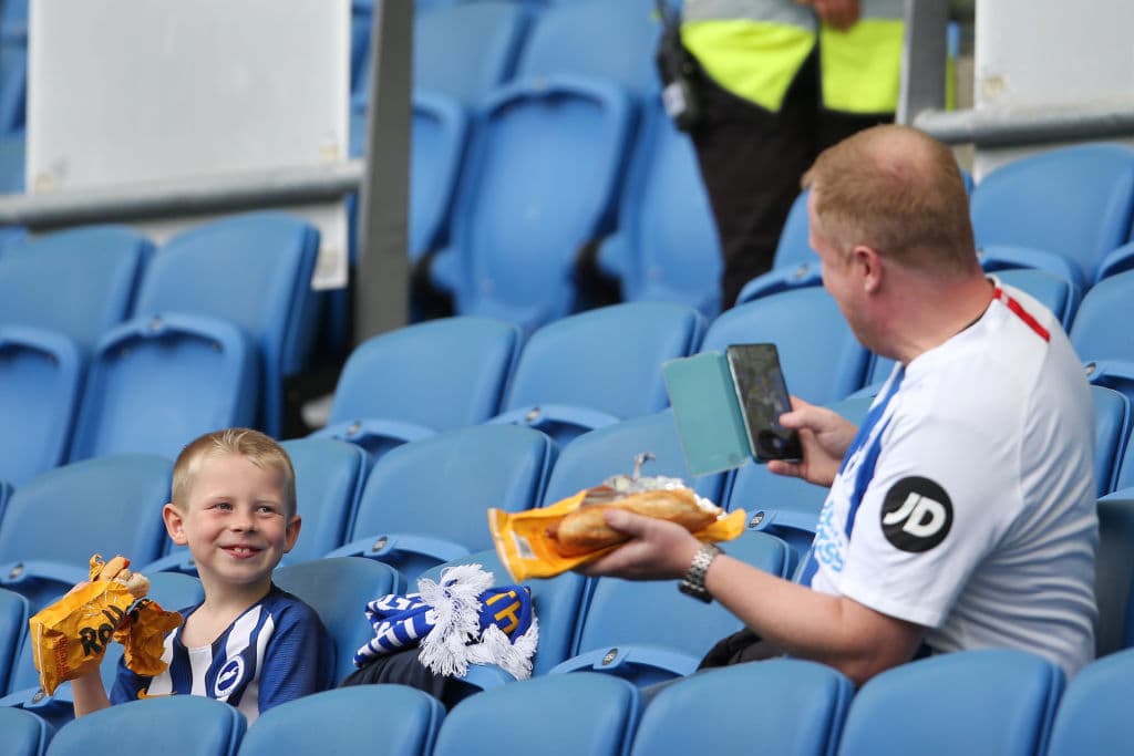 Los espectadores tuvieron que permanecer separados durante todo el encuentro para respetar la sana distancia. Al final de la temporada 2020-2021 los inmuebles podrían ser ocupados en su totalidad. El partido terminó empatado a un gol.