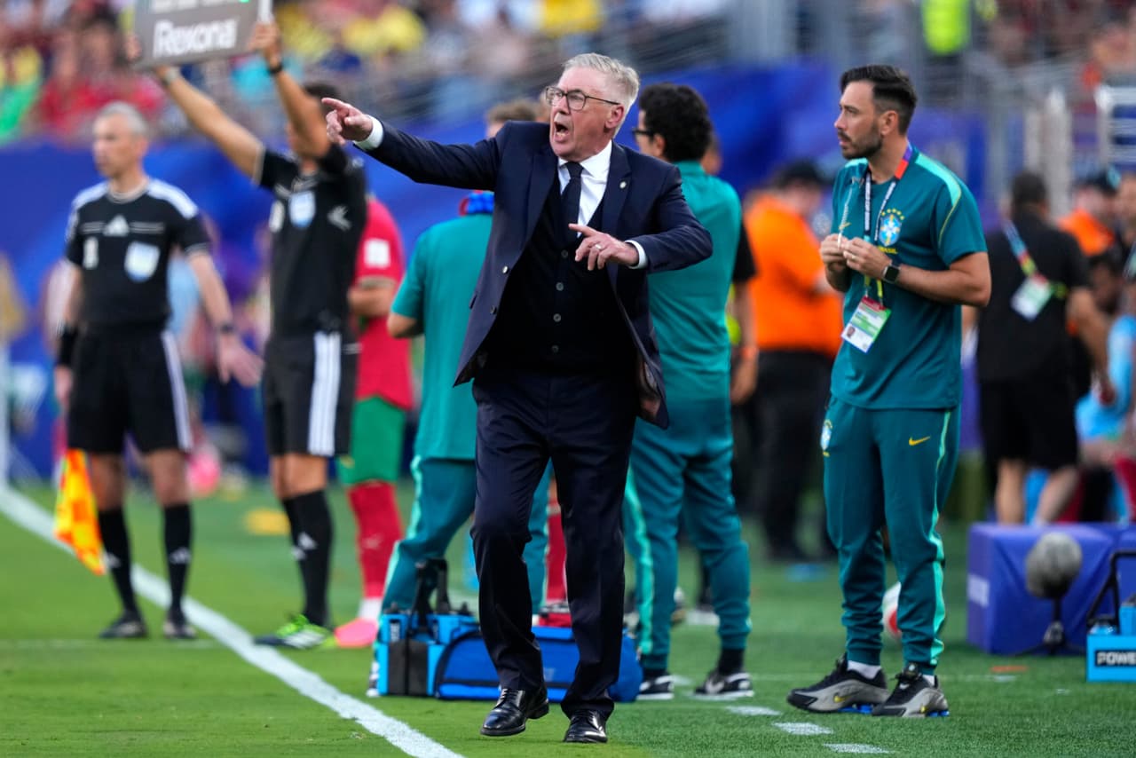 El seleccionador brasileño Carlo Ancelotti reacciona durante el partido de futbol del Grupo C de la Copa Mundial entre Brasil y Marruecos en East Rutherford, Nueva Jersey, cerca de Nueva York, el sábado 13 de junio de 2026.