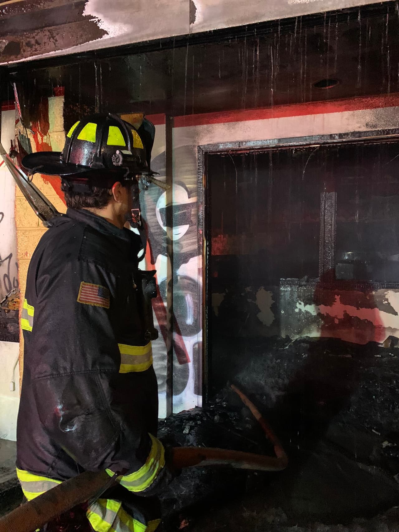 Los equipos de bomberos permanecieron en el lugar durante varias horas después de controlar el incendio para mitigar posibles puntos críticos. Las autoridades no han proporcionado información sobre la causa del incendio o el alcance de los daños al edificio.