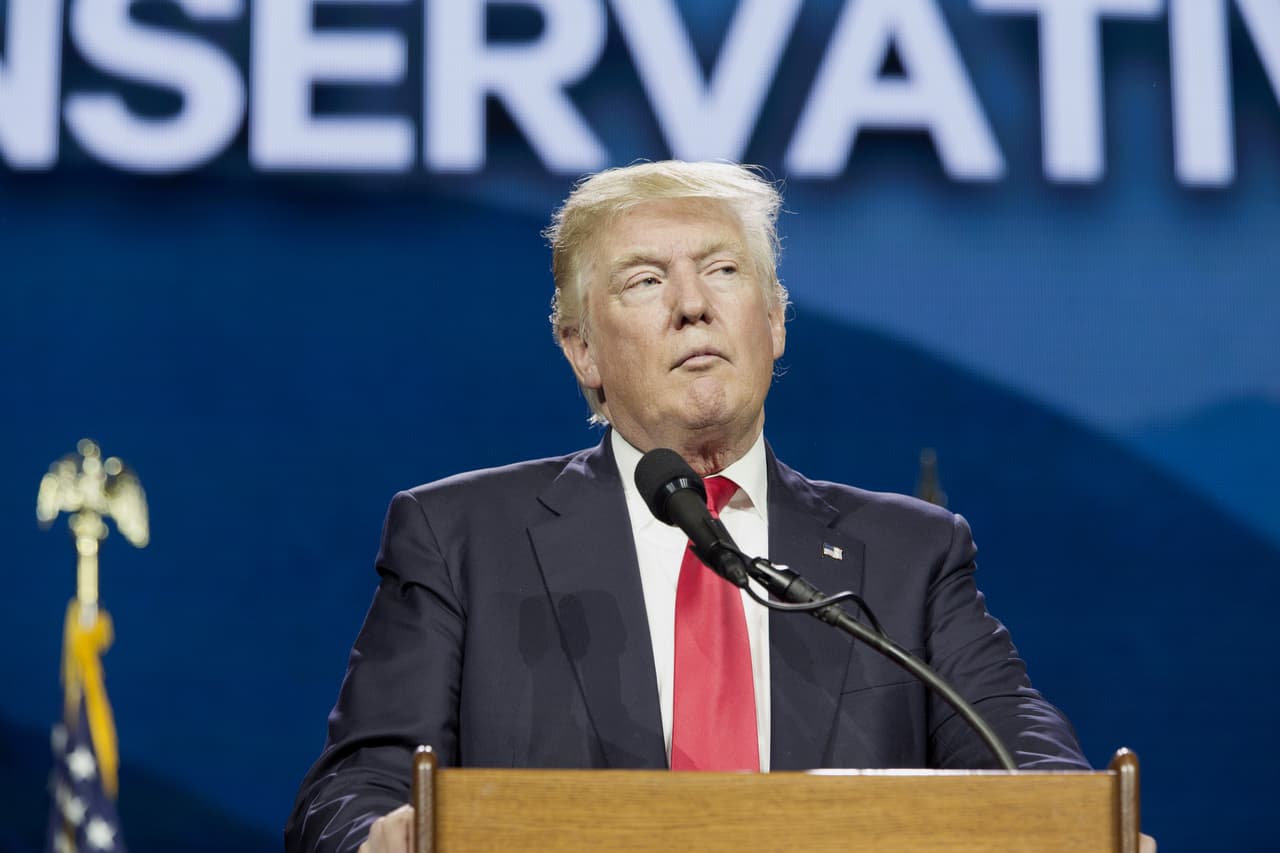 Trump borra tuit en el que ataca a Clinton tras ser acusado de antisemitismo