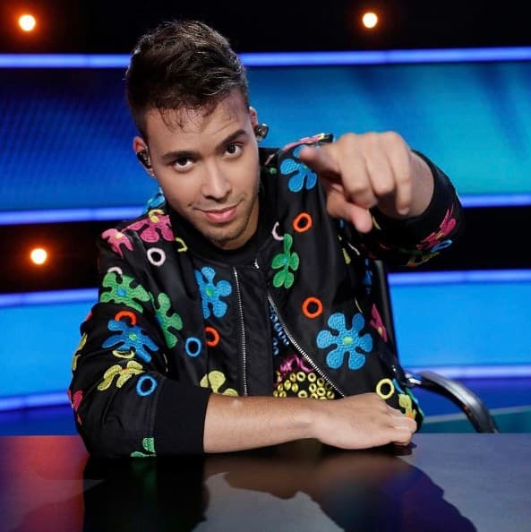 Cada noche, Prince Royce tiene tarea de calificar a los Pequeños Gigantes USA y sus talentos.