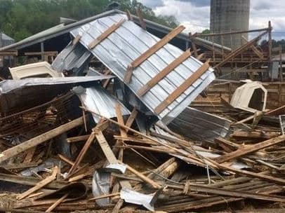 Hasta el momento el condado no ha podido confirmar si el daño fue causado por un tornado.