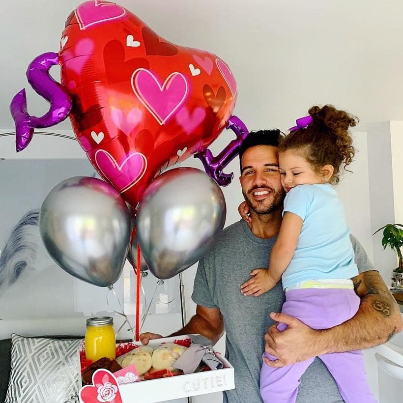 Sus hijas y su esposa, Juliana, también lo consienten mucho. En San Valentín amaneció con un desayuno en la cama y globos.