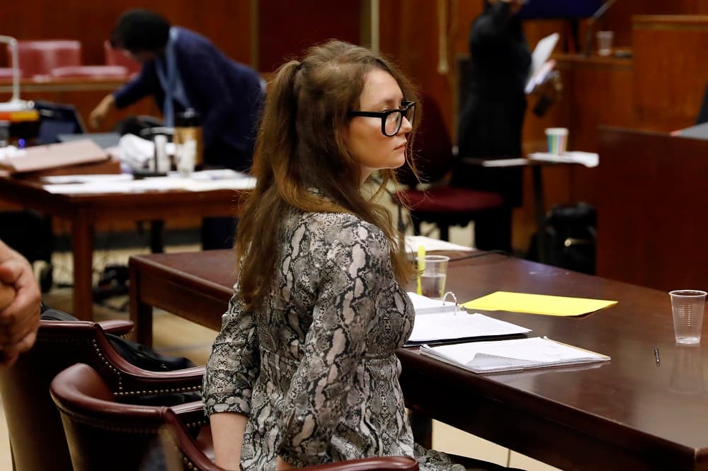 "Estaba creando un negocio que creía que funcionaría y estaba ganando tiempo", argumentó su abogado. En la imagen, la joven en una audiencia el 22 de abril.