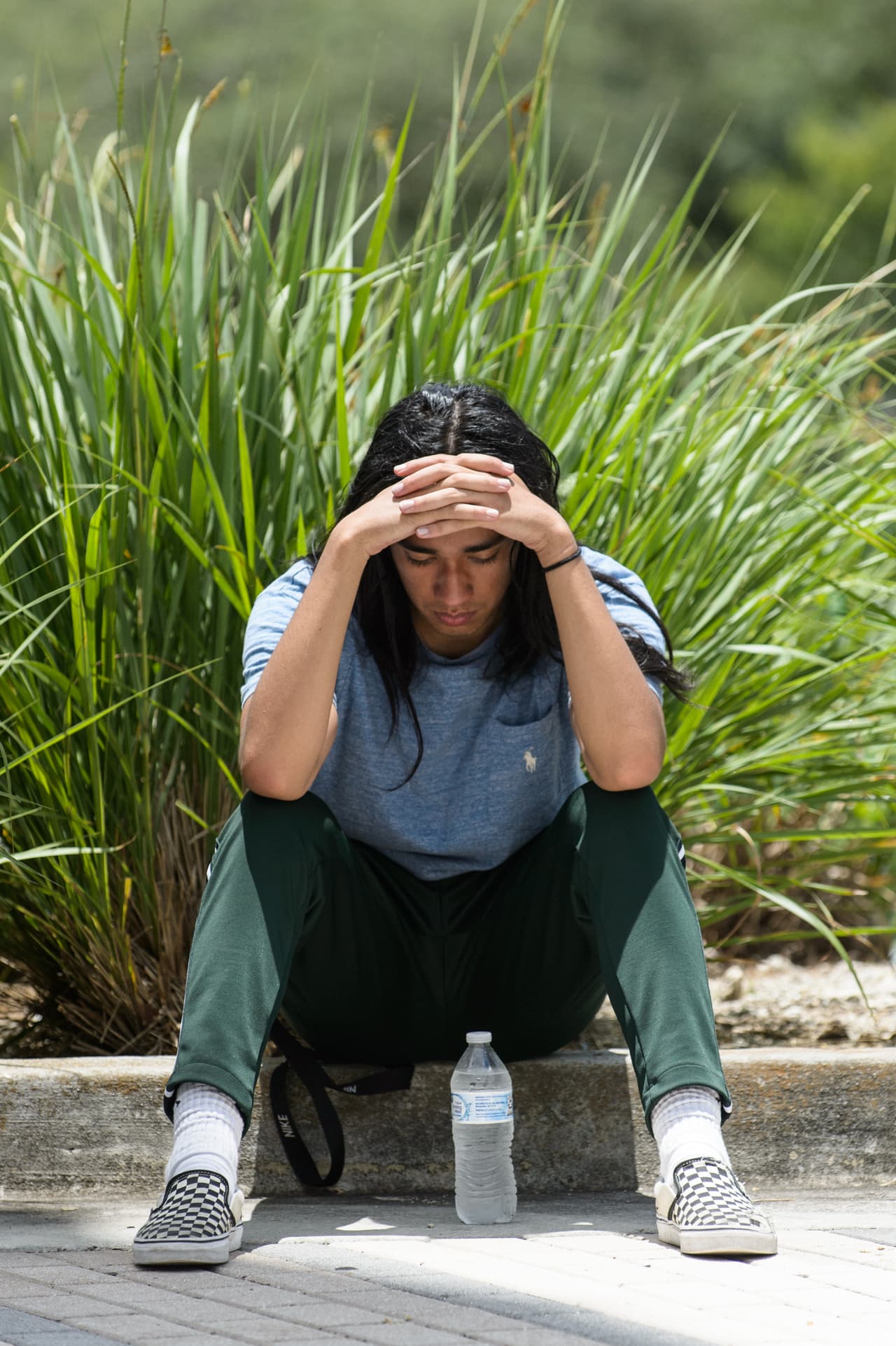 Este miércoles mientras algunos fans manejaban el dolor de la despedida, la 
<b><a href="https://www.sheriff.org/PIO/News/Pages/RAPPER-KILLED-IN-BROAD-DAYLIGHT.aspx">Oficina del Alguacil</a></b> del Condado de Broward anunció que catalogó como "persona de interés" en este caso a Robert Allen, de 22 años, quien aparece en una fotografía en las afueras de la tienda de motos donde balearon a XXXTentacion.