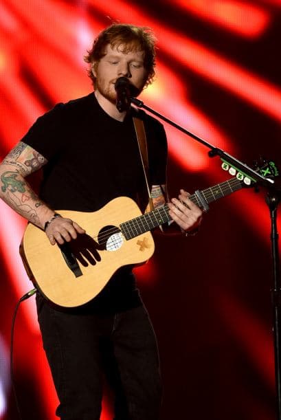 Detrás de la rubia, viene Ed Sheeran.