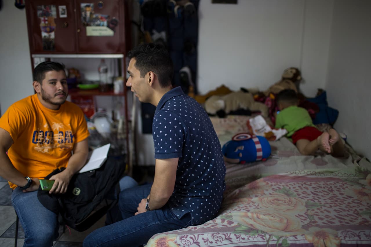 Alumnos de English Cool practican para una entrevista de trabajo.