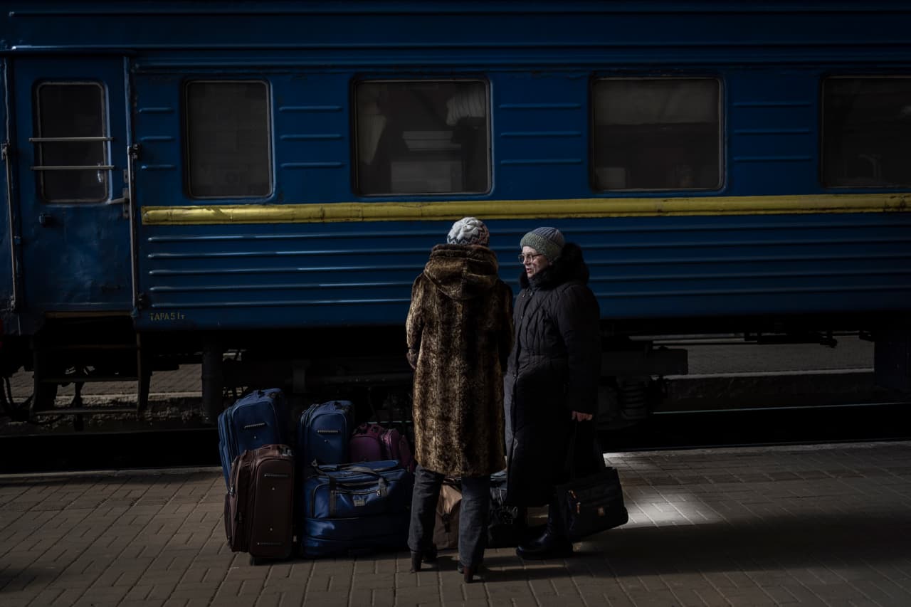 Dos mujeres de Mariupol en la estación de trenes de Lviv, este domingo 20 de marzo de 2022. Yelena Sovckuk, que viajó con varios de los refugiados, explicó que hay una forma de identificar a los convoys que salen de la ciudad sitiada: "No tienen cristal en las ventanas".
