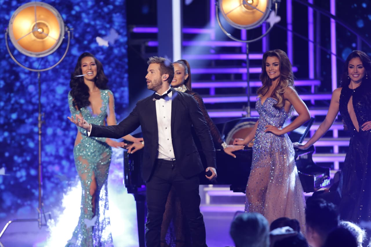 El cantautor español fue parte del desfile en trajes de gala de las finalistas, y se robó todas las miradas y suspiros de las bellas.