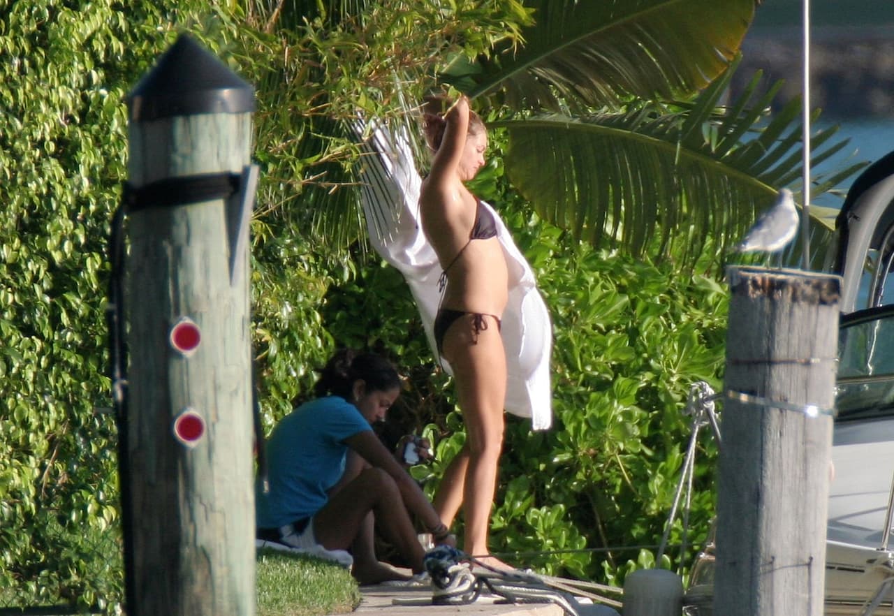 Exclusivo!! Paulina Rubio se pasea en traje de bao en su casa.