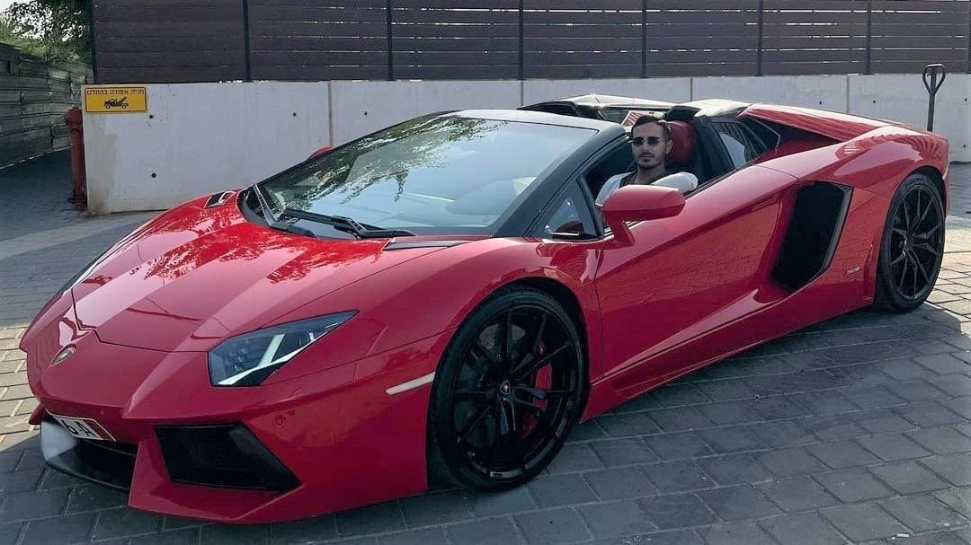 <h3 class="cms-H3-H3"><b>Lamborghini Aventador Roadster</b></h3>
<br>
<br>Lamborghini es otra firma italiana reconocida por desarrollar varios de los superdeportivos más lindos, potentes y lujosos del mundo. Uno de estos es el 
<b>Lamborghini Aventador Roadster</b> valorado en al menos 460,000 dólares.