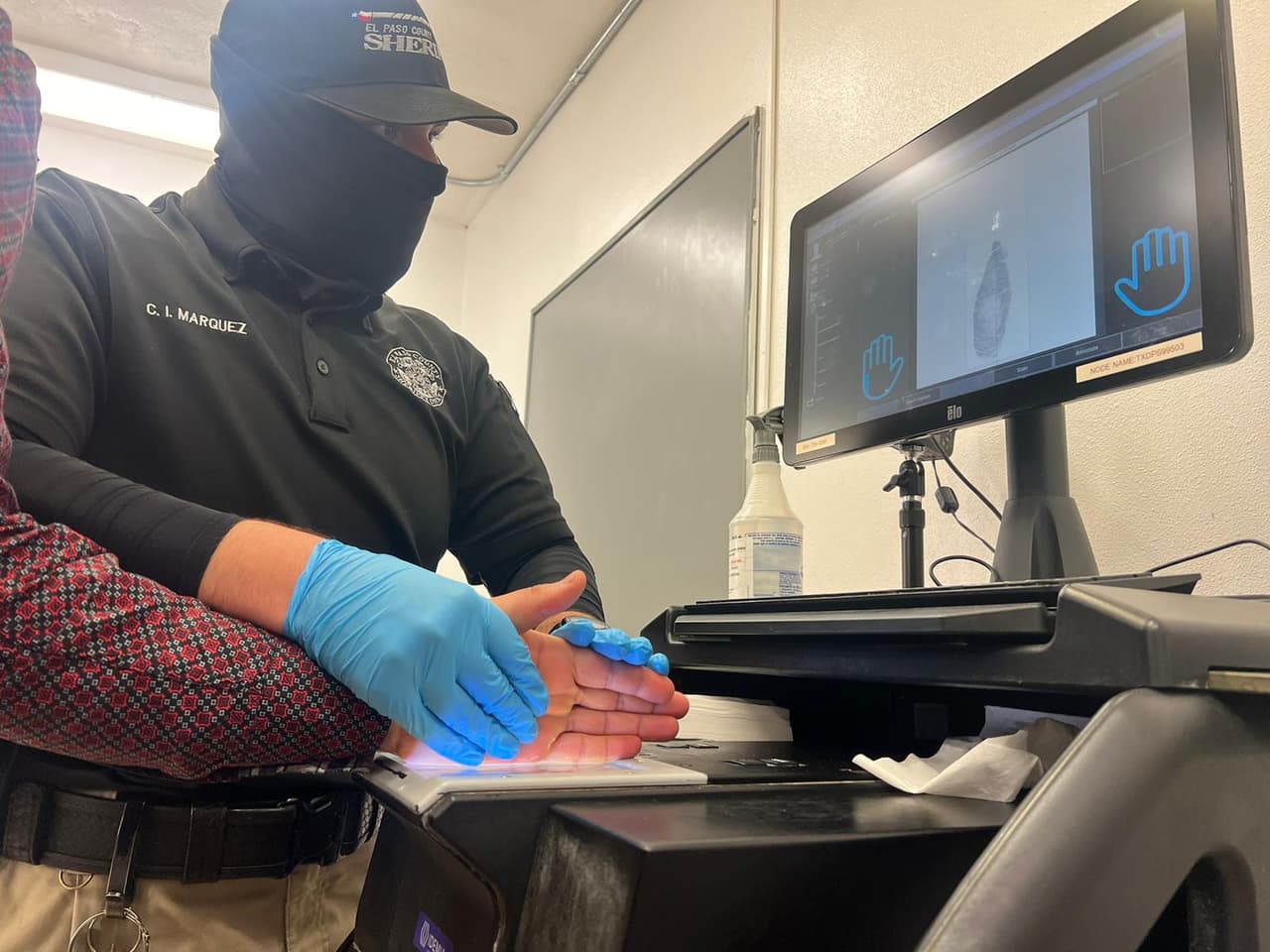 En este sitio son fichados los inmigrantes indocumentados y les toman las huellas para registrarlas. Estas 
<b>prisiones son transitorias</b>, por lo que inmigrantes indocumentados y delincuentes estarían compartiendo celdas.