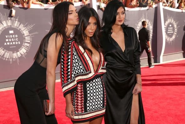Sin duda el ser hermanas de la sensual Kim Kardashian les ha ayudado en su carrera.