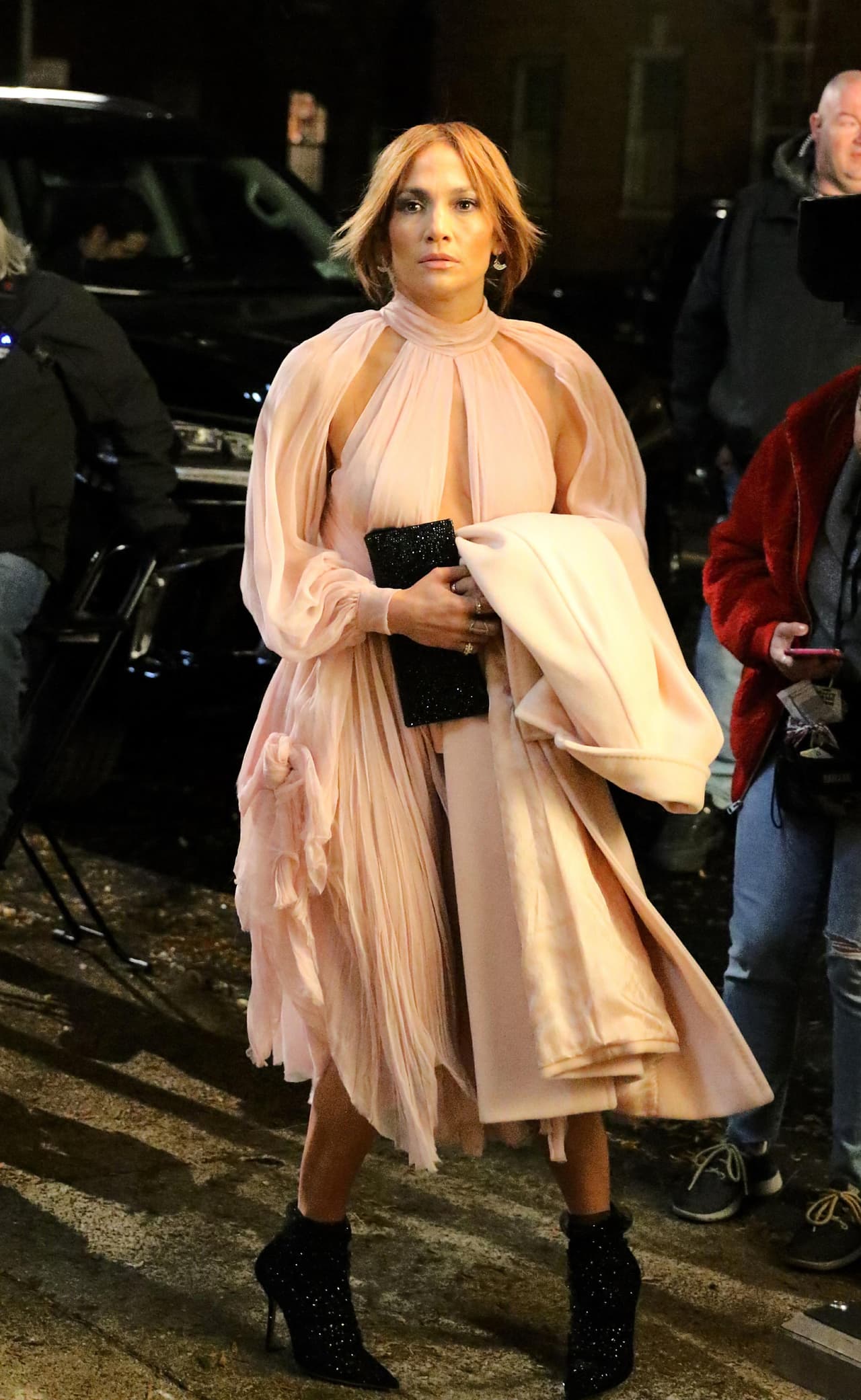 Fue A.O. Scott quien aplaudió específicamente una de las escenas de la nacida en el Bronx en esa película: "Realiza López un 'pole dance' vestida con algo parecido a nada, gira, gira y patea a través de una exhibición de atletismo erótico que termina con 300 clientes del club de 'striptease' a sus pies".
<br>