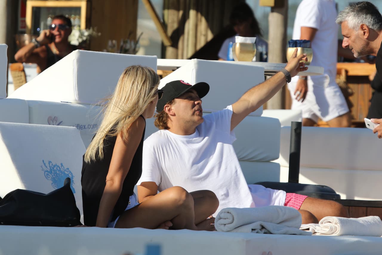 El 11 de enero de 2018 se publicaron una serie de fotografías en las que aparece el intérprete de 'Azul' en compañía de su novia mientras visitan la Playa de Montoya en Maldonado, Uruguay.