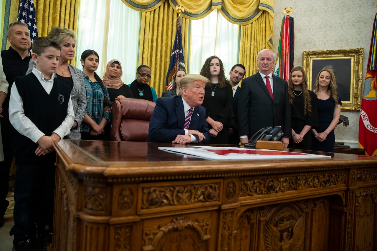 El presidente Donald Trump habla durante un evento sobre la oración en las escuelas públicas, en la Oficina Oval de la Casa Blanca.