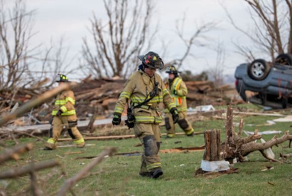 Dos personas perdieron la vida y sobre una veintena resultaron heridas luego del paso de fuertes tornados que tocaron tierra en los poblados de Rochelle y Fairdale a unas 80 millas al noroeste de Chicago la noche del jueves. Rescatistas continúan en la búsqueda de personas desaparecidas entre los escombros.