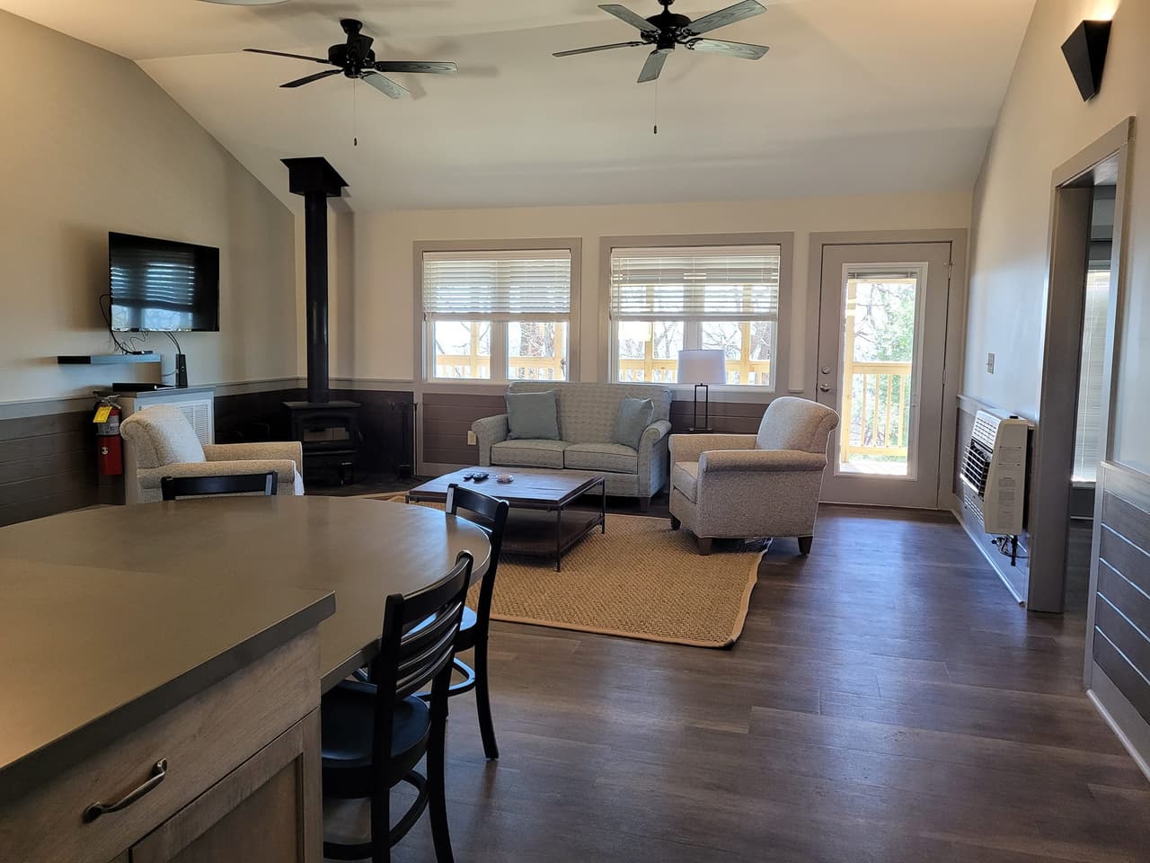 El parque cuenta con 10 cabañas de alquiler disponibles, ocho de ellas son cabañas de 2 habitaciones con capacidad para 8 personas (cada habitación tiene dos camas dobles), con un baño grande y un medio baño. Las otras dos cabañas tienen 3 habitaciones que pueden alojar hasta 10 personas.