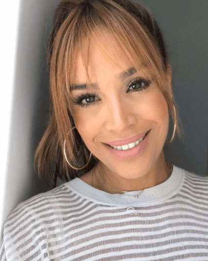 Lucir arreglada cuando se lleva fleco suele ser sencillo, y es que con solo peinarlo o pasarle la plancha para lograr un efecto liso nos podemos ver como recién salidas del salón, tal como lo hizo nuestra conductora en esta imagen.