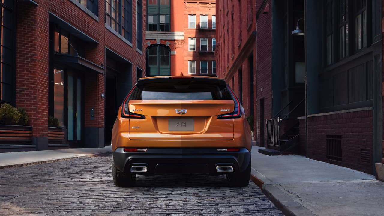 En la vista trasera de la Cadillac XT4 2019 se destacan unas ópticas traseras en forma de palos de hockey que nacen a los lados del portón y suben por los pilares traseros, al estilo de la Cadillac Escalade, recordándonos a las camionetas más recientes de Volvo.