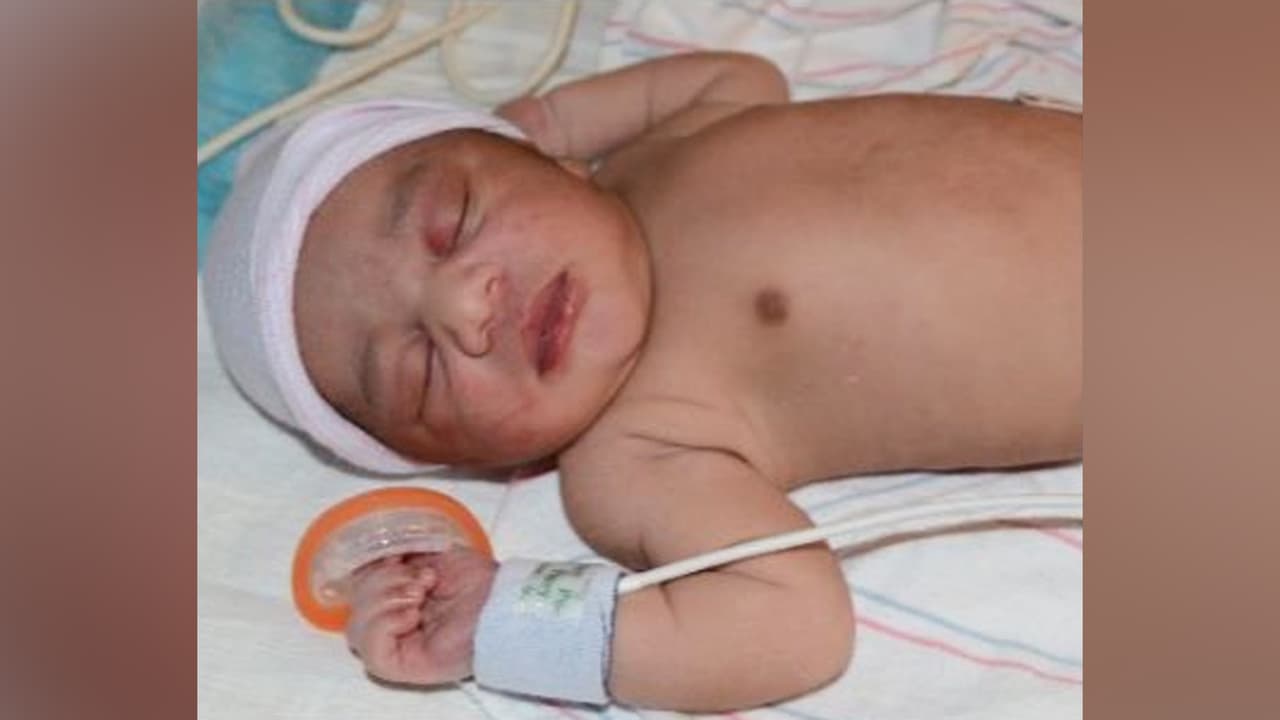 Abandonan una recién nacida en un carrito de compras en el estacionamiento de una tienda en Arizona