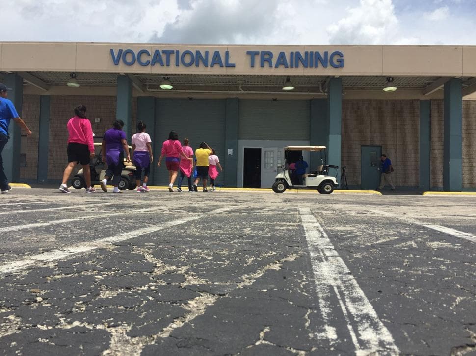 Las autoridades negaron el pasado martes la entrada al senador Bill Nelson a este centro de niños inmigrantes en Florida.