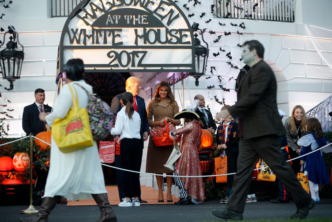 Donald Trump y su esposa Melania comparten con los niños en la fiesta de Halloween de 2017, en el jardín sur de la Casa Blanca.
<br>