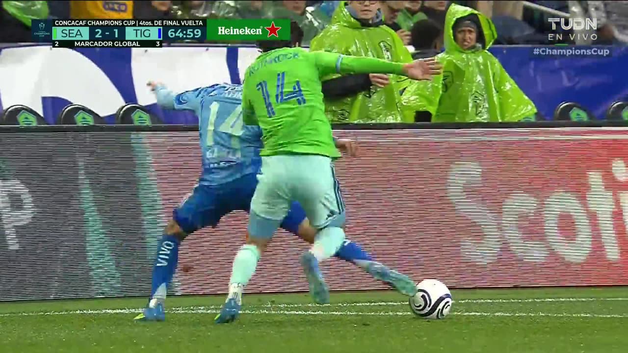 ¡TIRO ATAJADO! disparo por Ángel Correa.