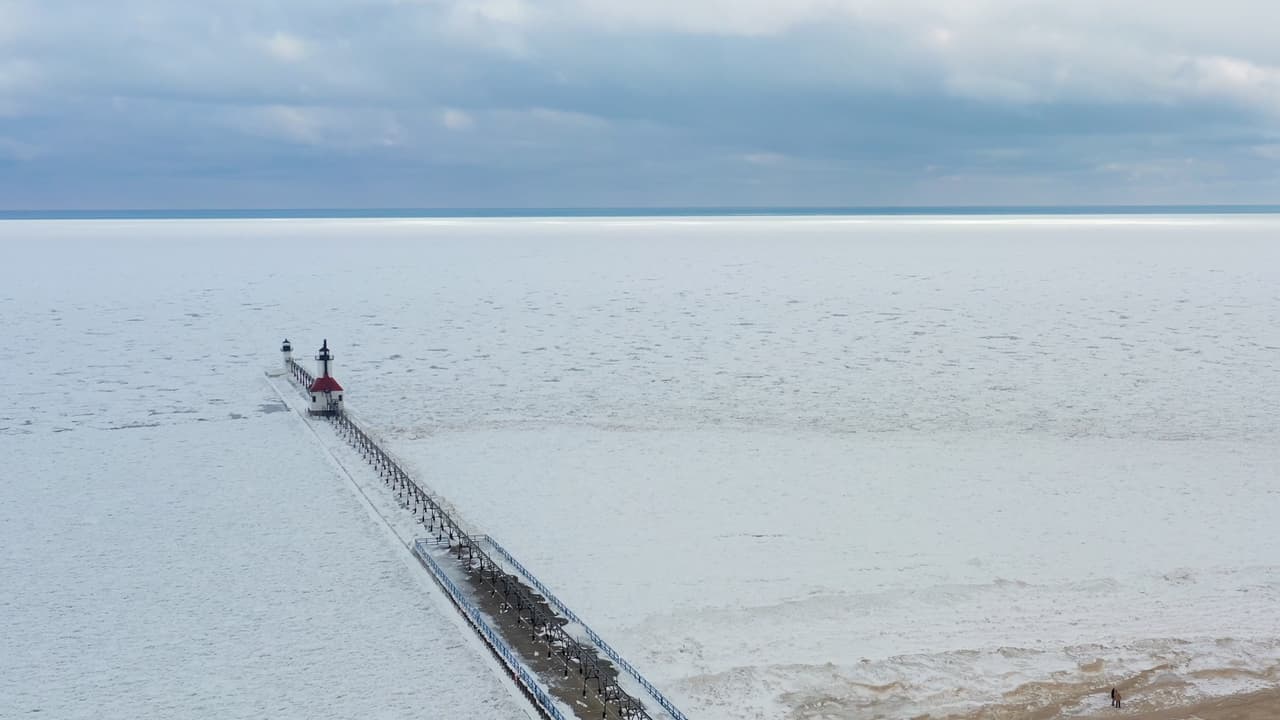 <b>VIDEO:</b> El Lago Michigan congelado en un 33%, crea hermosos escenarios de invierno.